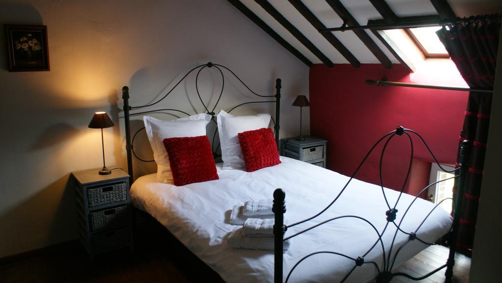 B&B Le Secret Du Bois Bourseigne-Vieille Exterior photo